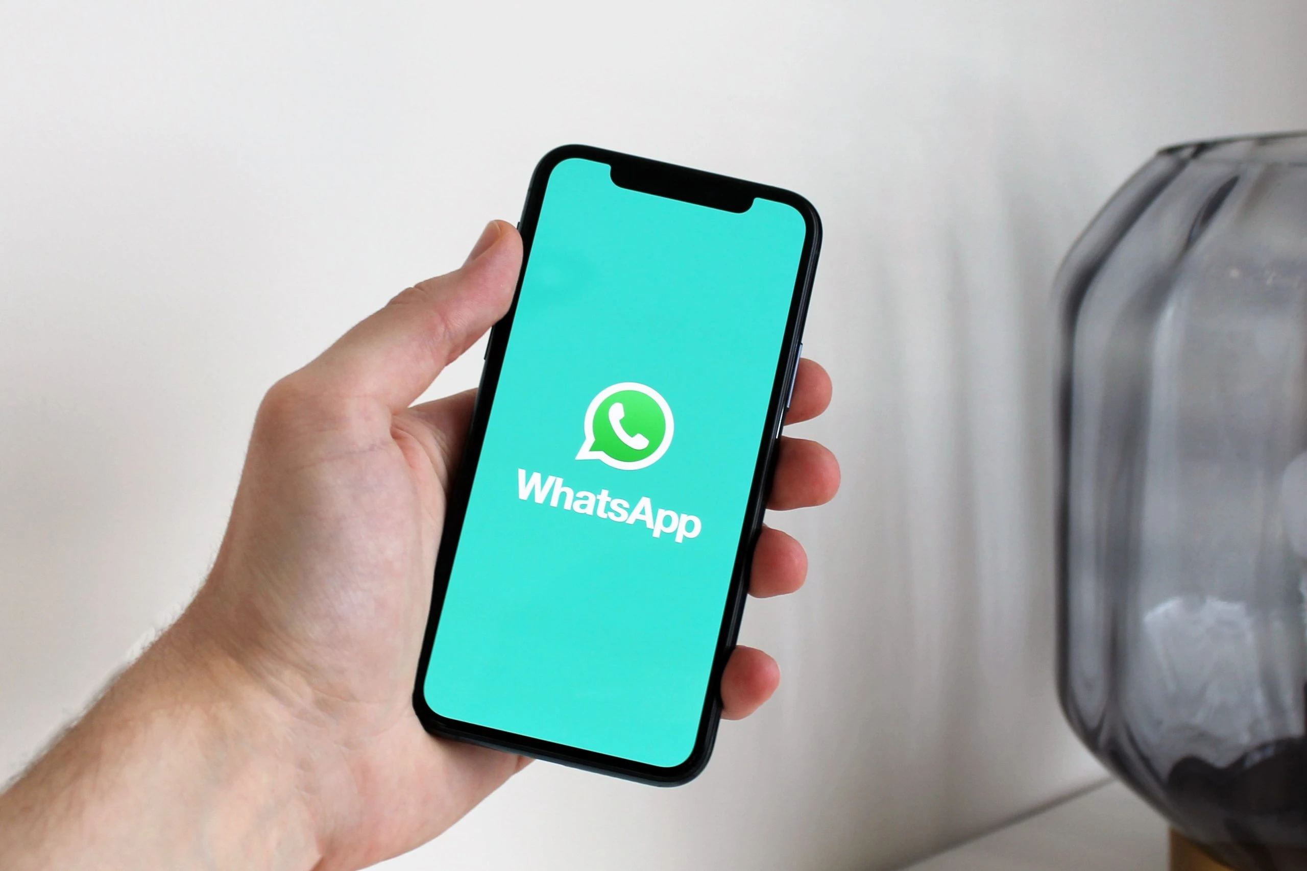 用户通过手机WhatsApp进行体育博彩下注