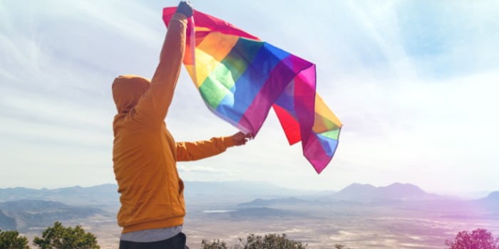 手持LGBTQ+旗帜的人