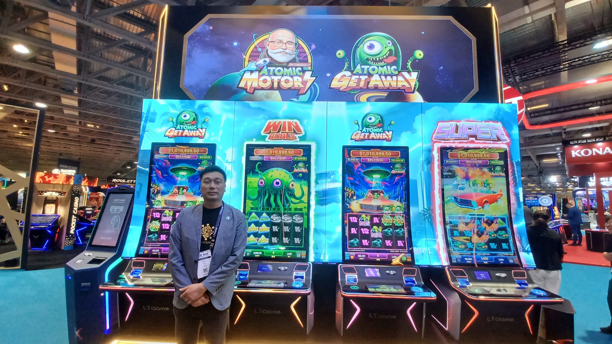 LT Game首席运营官Eddie Au在G2E Asia 2026展台展示High Tide角子机柜